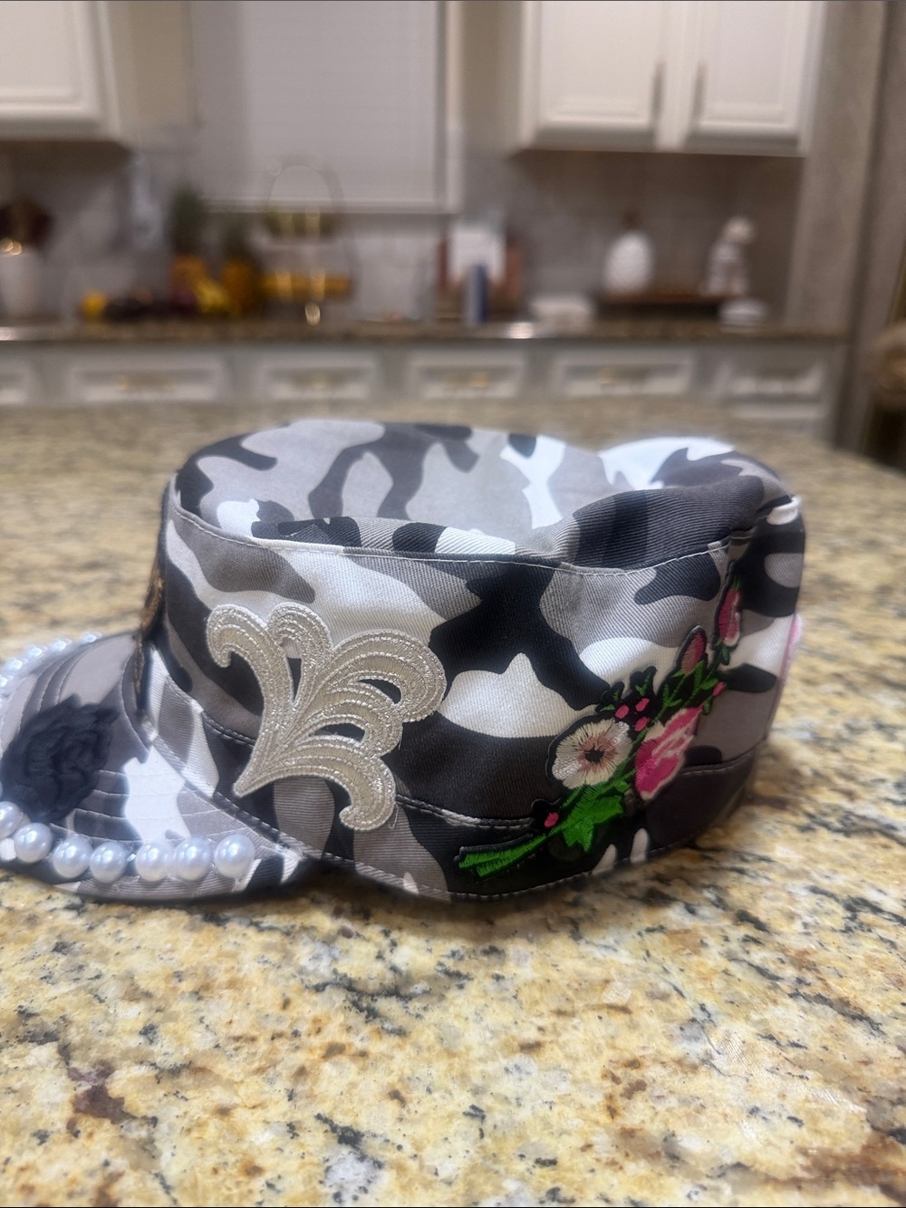 Gucci Gray Camo Embroidered Pearl-Trim Military Cap - Picture 4 of 5